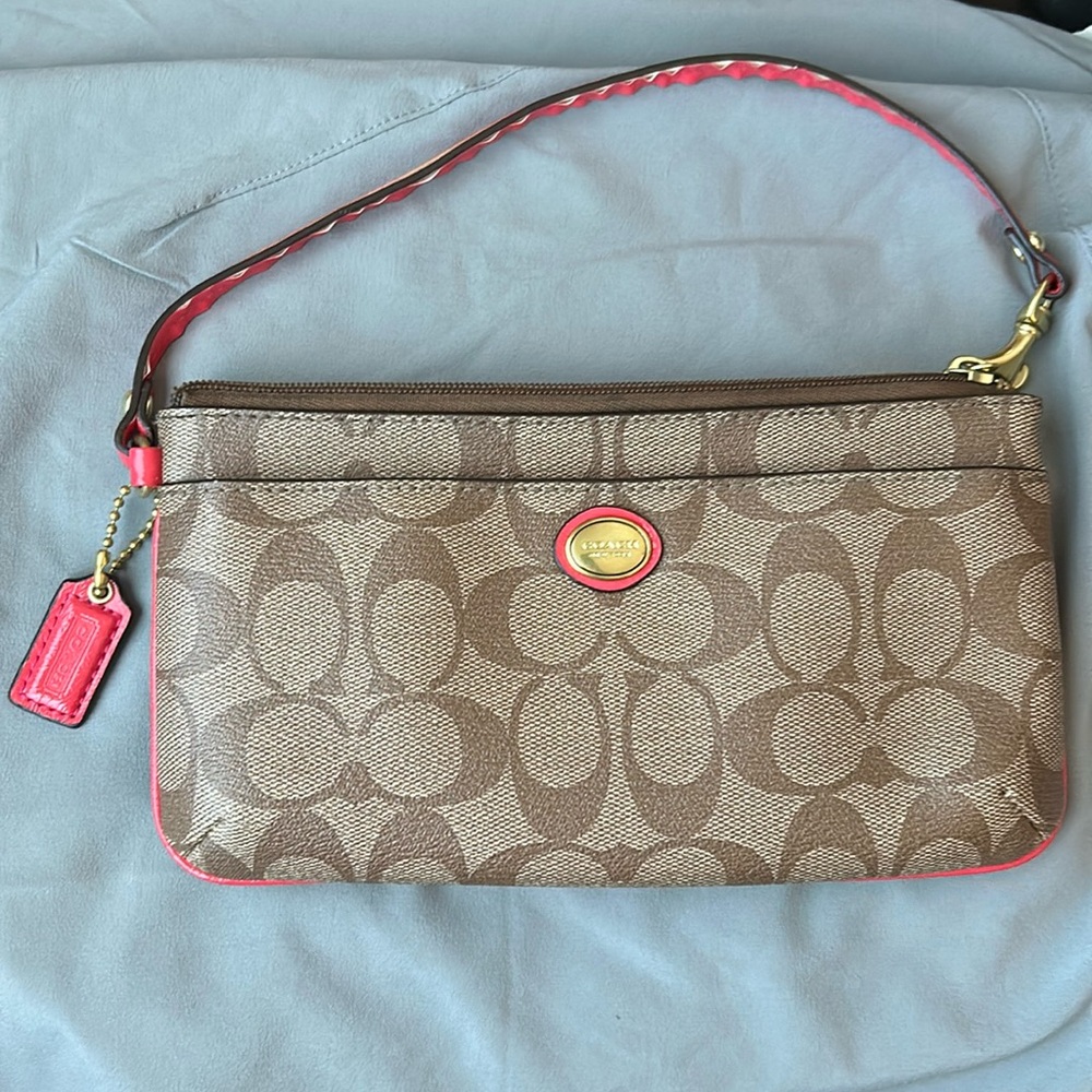 Coach Wristlet 🌺